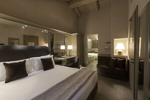 Suite, bubbelbad | Luxe beddengoed, een minibar, een kluis op de kamer, een bureau