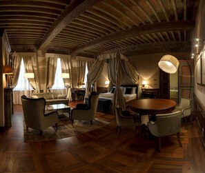 スイート ジェットバス | 高級寝具、ミニバー、セーフティボックス (室内)、デスク