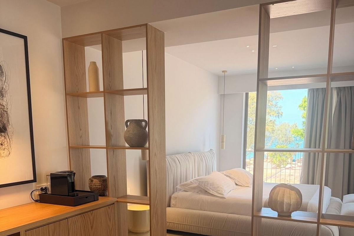 Akrotiri Suite, Sea View | Premium bedding, minibar, in-room safe, desk