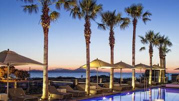 Utendørsbasseng, bassengparasoller og solsenger