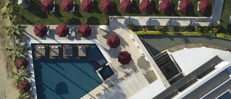 Piscine extérieure, parasols de plage, chaises longues