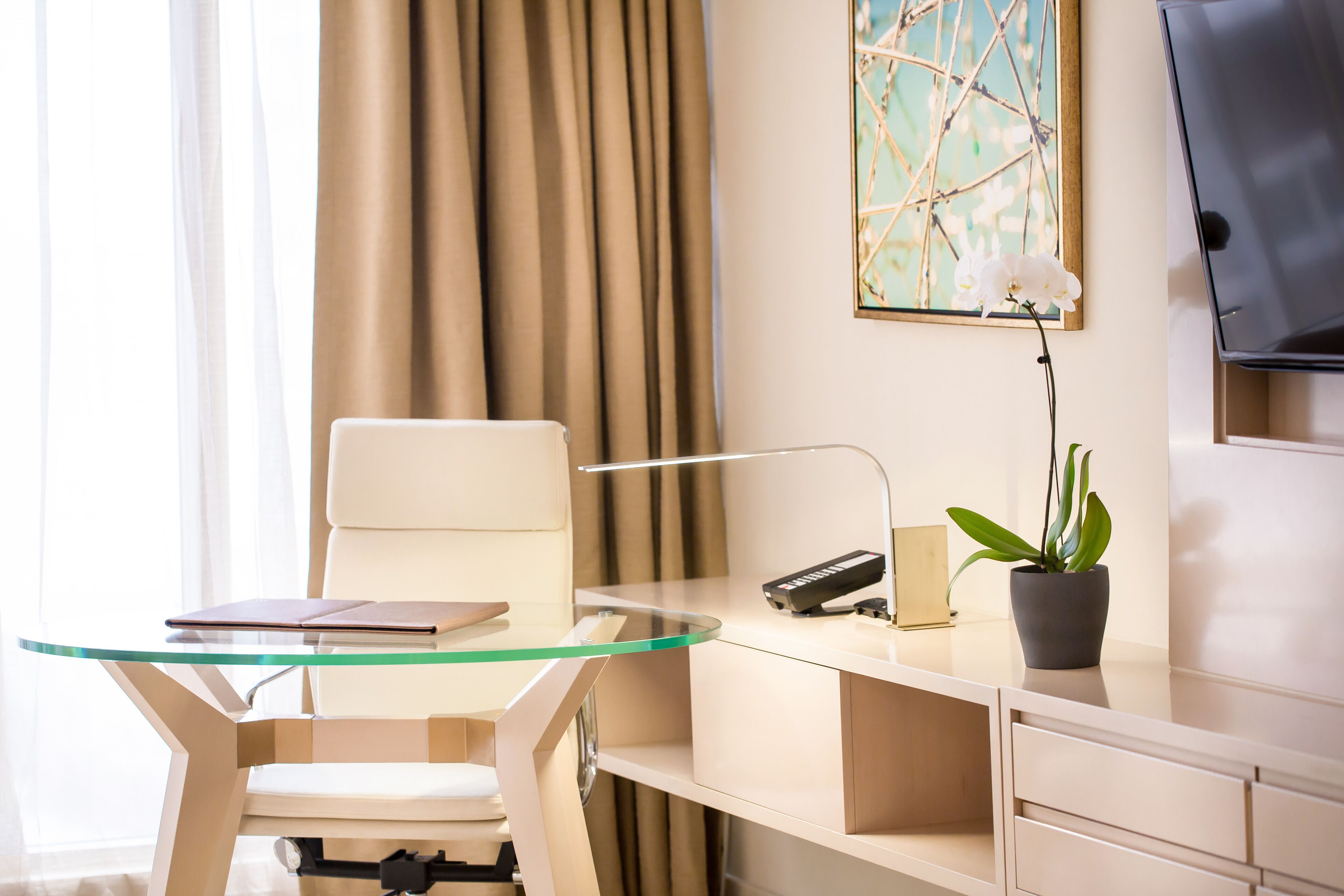 deluxe room, 1 king bed, non smoking | premium bedding, minibar, in-room safe, desk