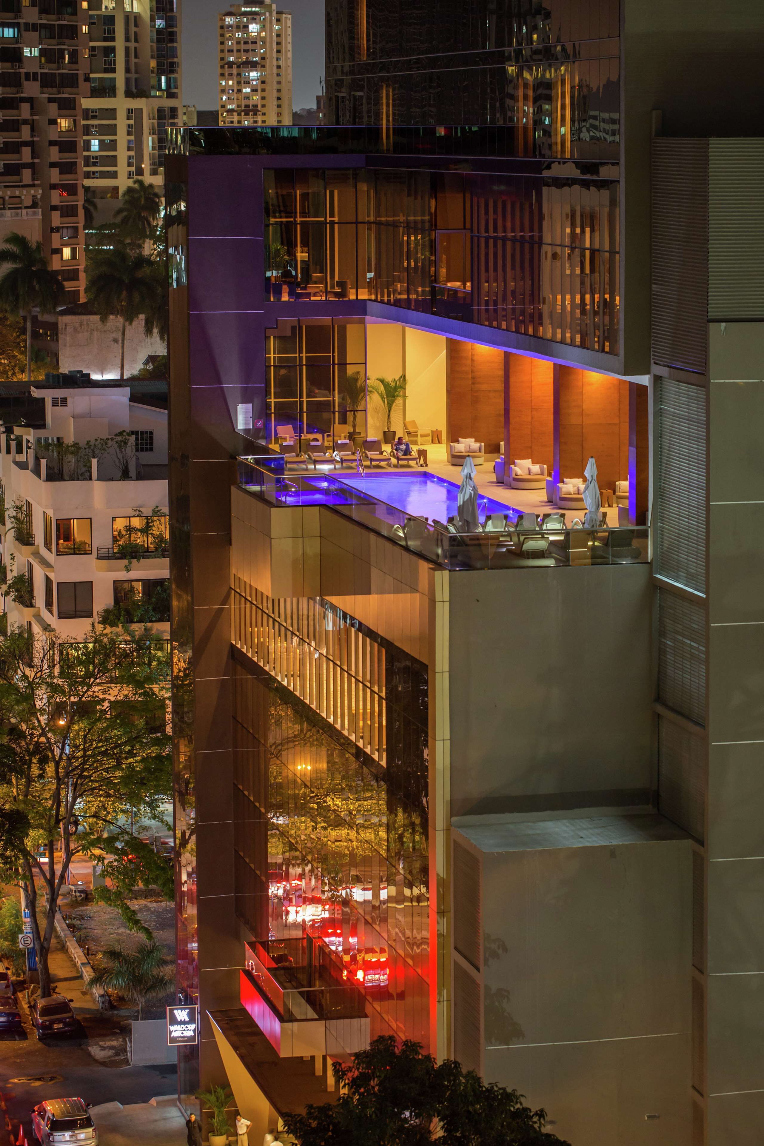 屋外プール、プール パラソル、サンラウンジャー