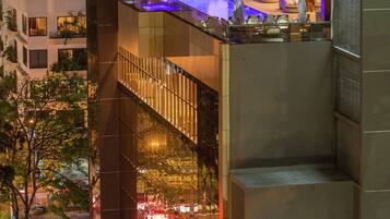 Outdoor pool, pool umbrellas, sun loungers