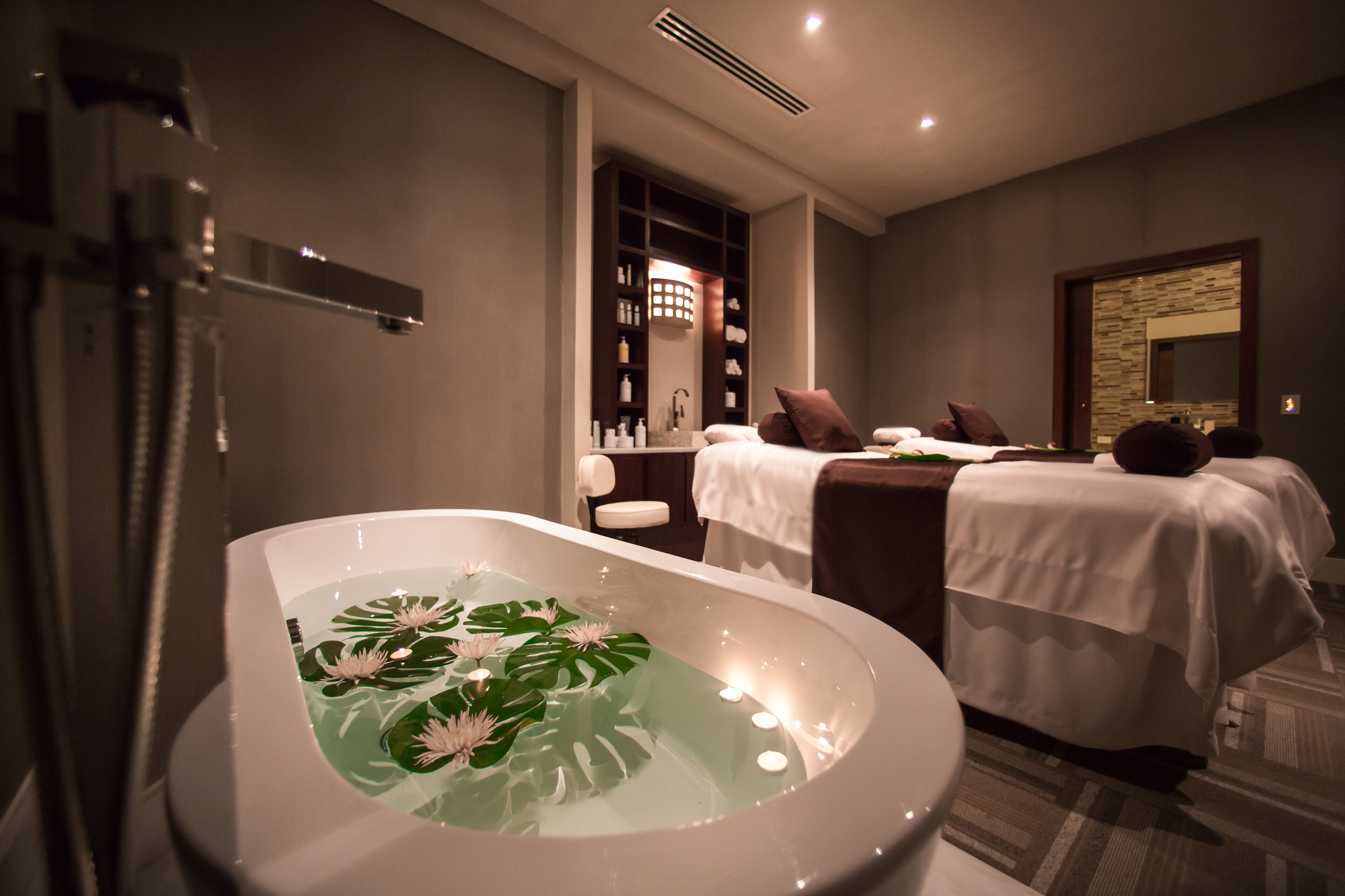 Una bañera de hidromasaje, tratamientos corporales, aromaterapia