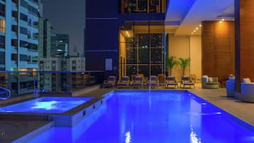 Utomhuspool, parasoller och solstolar