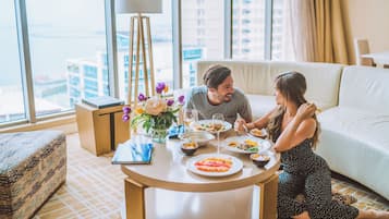 Suite - 1 kingsize-seng - ikke-ryger - havudsigt | Premium-sengetøj, minibar, pengeskab på værelset, skrivebord