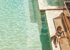 Outdoor pool, pool umbrellas, pool loungers - Waldorf Astoria Panama (Panama City)