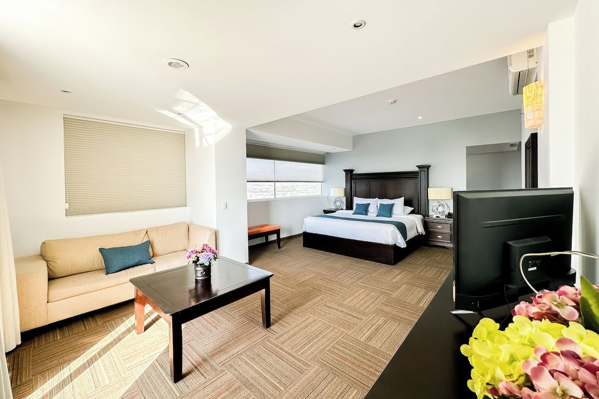 Junior Room, 1 Bedroom, City View | Living area