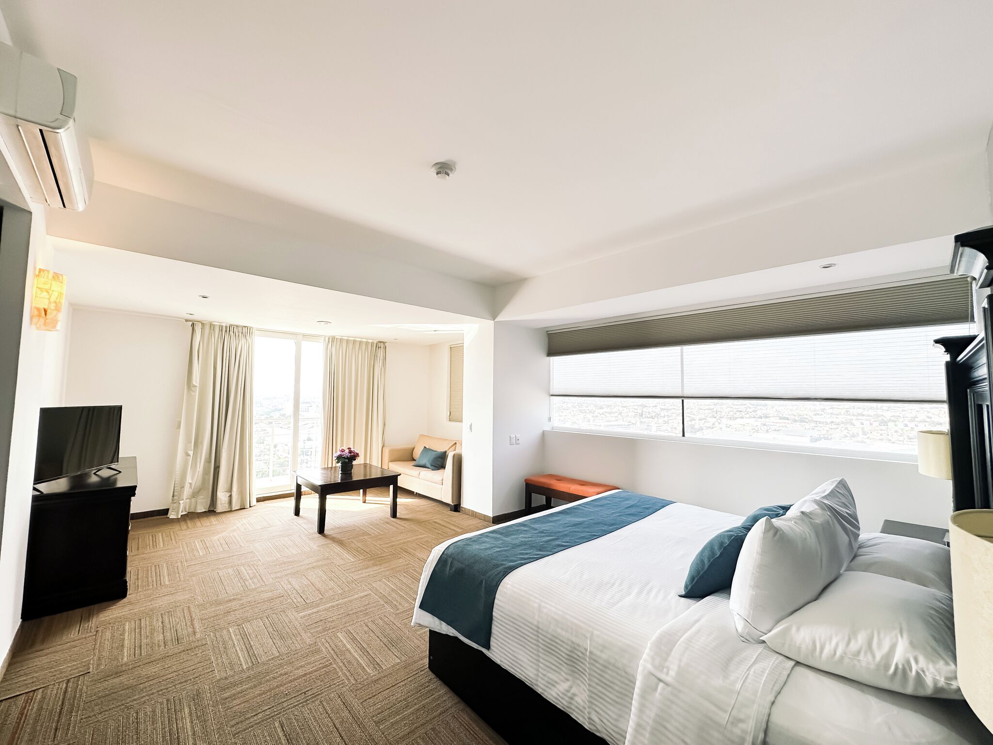 Junior-Zimmer, 1 Schlafzimmer, Stadtblick | Daunenbettdecken, Pillowtop-Betten, Schreibtisch