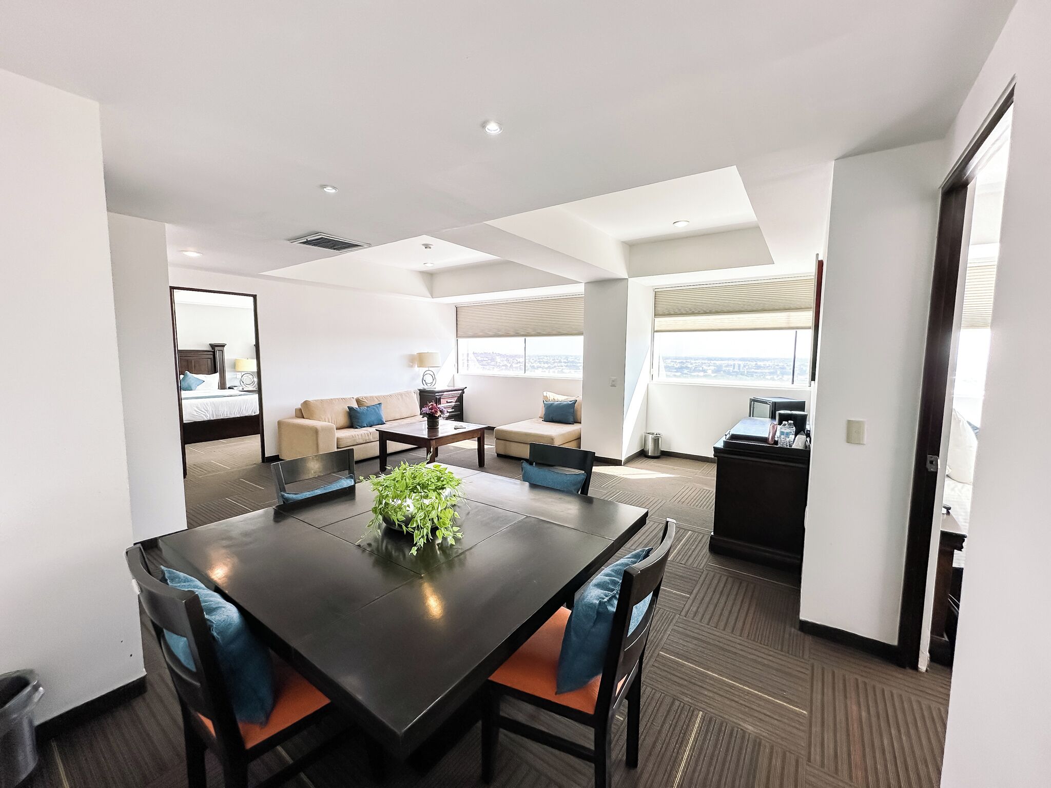 Presidentiële studio suite | Woonruimte | Een 32-inch ledtelevisie met kabelzenders en een televisie