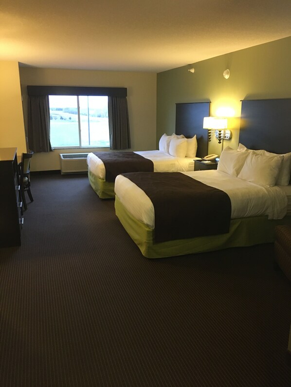 Zimmer, 2 Queen-Betten, barrierefrei, Nichtraucher | Hochwertige Bettwaren, Schreibtisch, laptopgeeigneter Arbeitsplatz