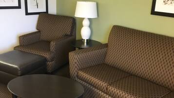 Suite Deluxe, 1 habitación, no fumadores (1 Kingbed) | Zona de estar | Televisión LCD de 32 pulgadas con canales por cable, una televisión