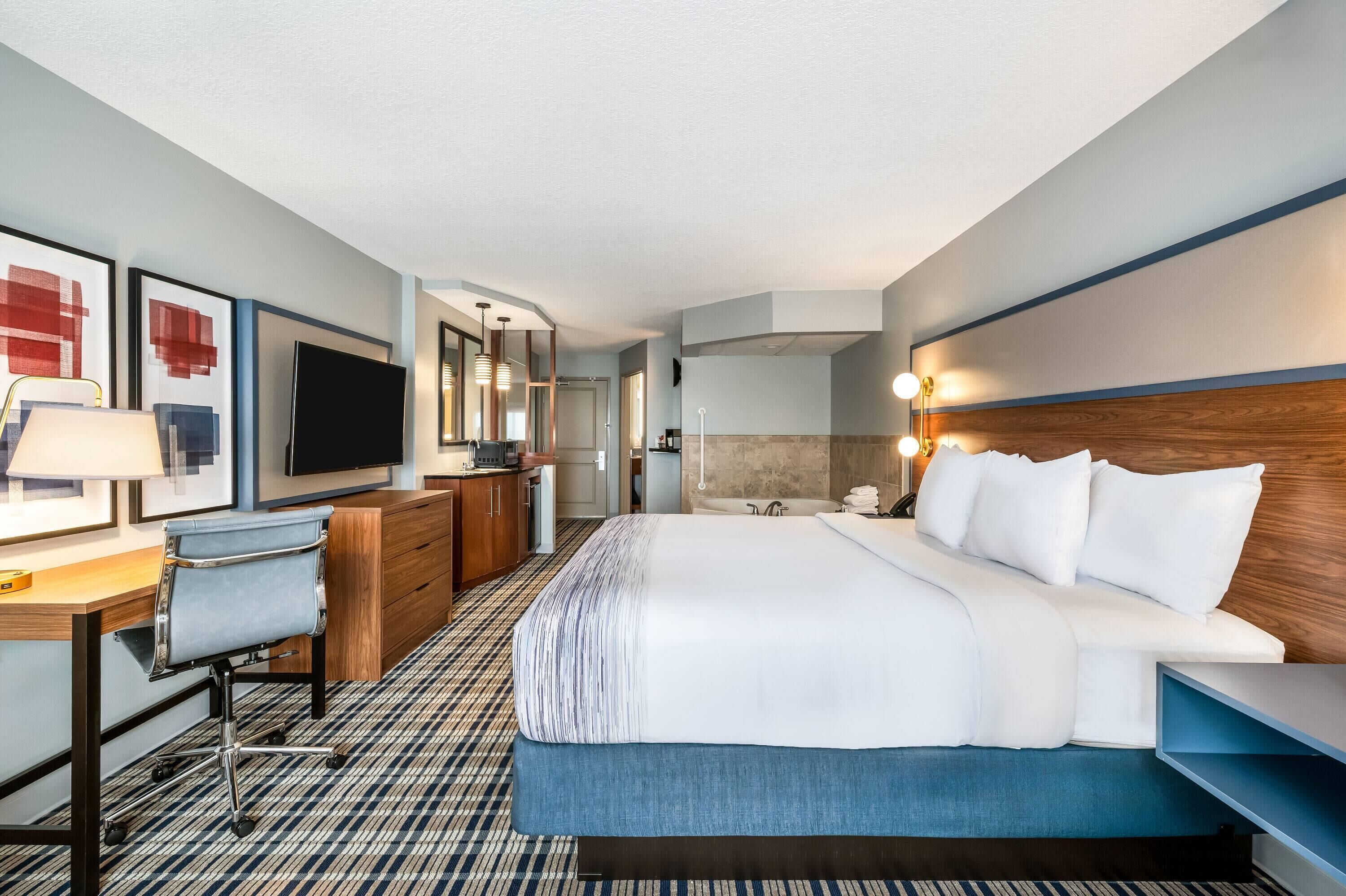 Studio Suite, 1 King Bed, Non Smoking | Premium bedding, individually decorated, individually furnished, desk