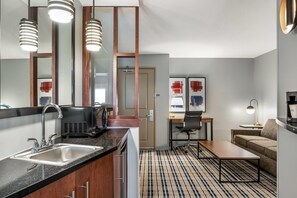 Suite, 1 slaapkamer, niet-roken (1 Kingbed) | Luxe beddengoed, individueel gedecoreerd, individueel gemeubileerd