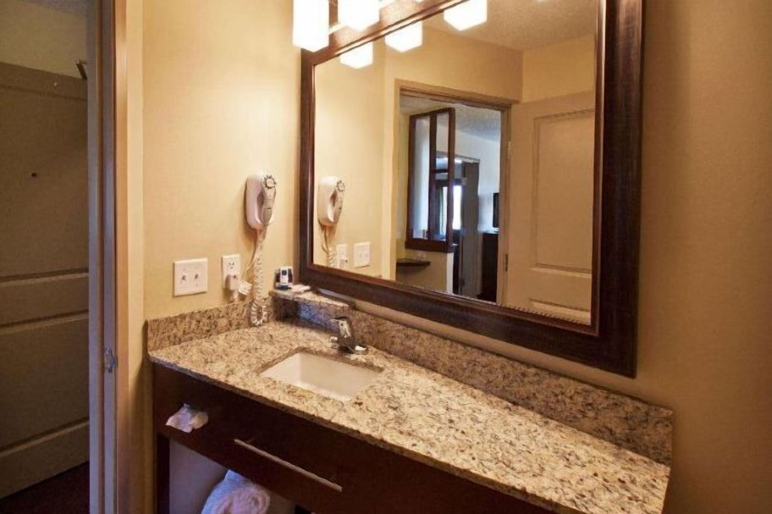 浴室 | 淋浴/浴缸二合一、免費盥洗用品、吹風機、毛巾