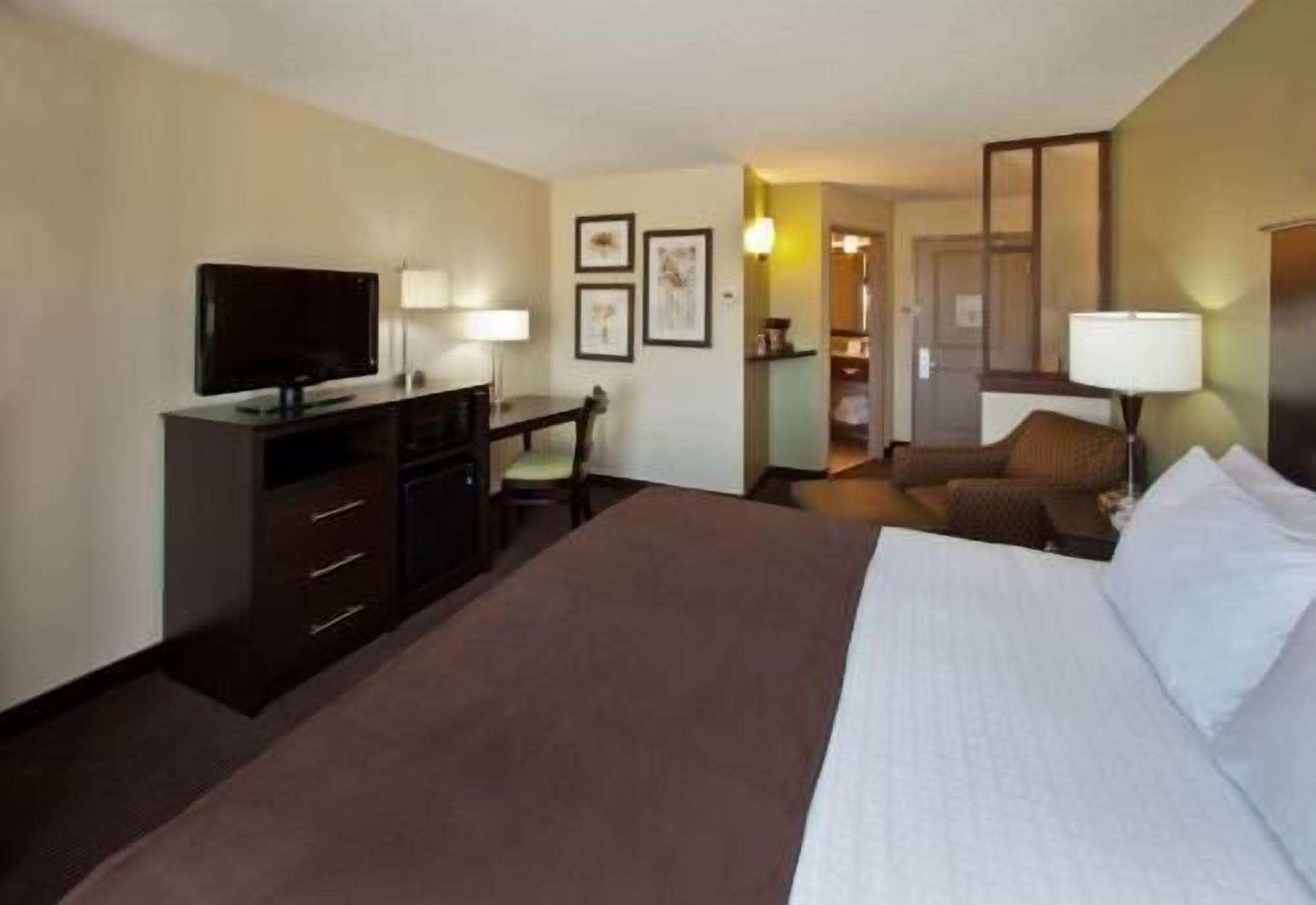 Premium bedding, individually decorated, individually furnished, desk