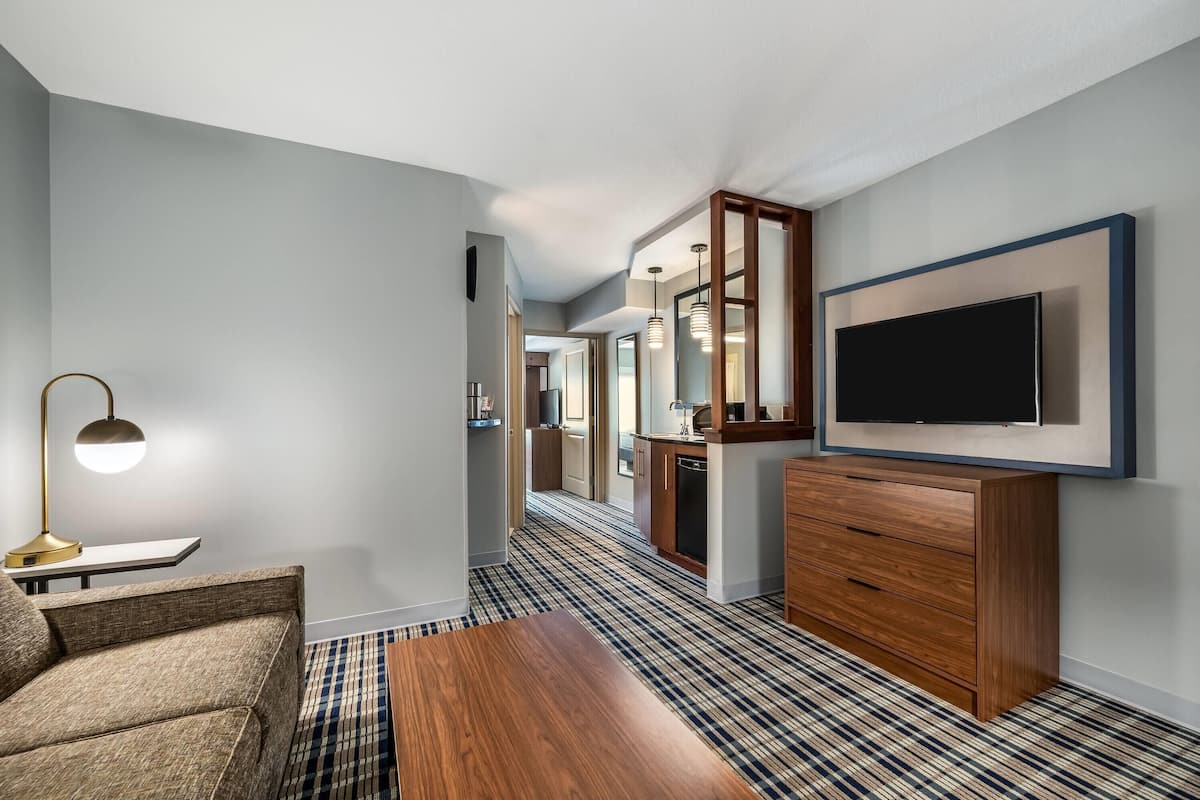 Suite, 1 Schlafzimmer, Nichtraucher (1 Kingbed) | Hochwertige Bettwaren, Schreibtisch, laptopgeeigneter Arbeitsplatz