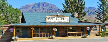 Extérieur. The Historic Wapiti Lodge