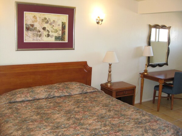 Desk, free WiFi - Route 66 Barstow Hotel (Barstow)