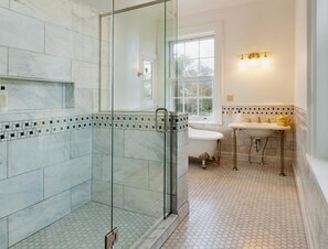 Combined shower/tub, free toiletries, hair dryer, towels - Eastover Estate & Eco-Village (Lenox)