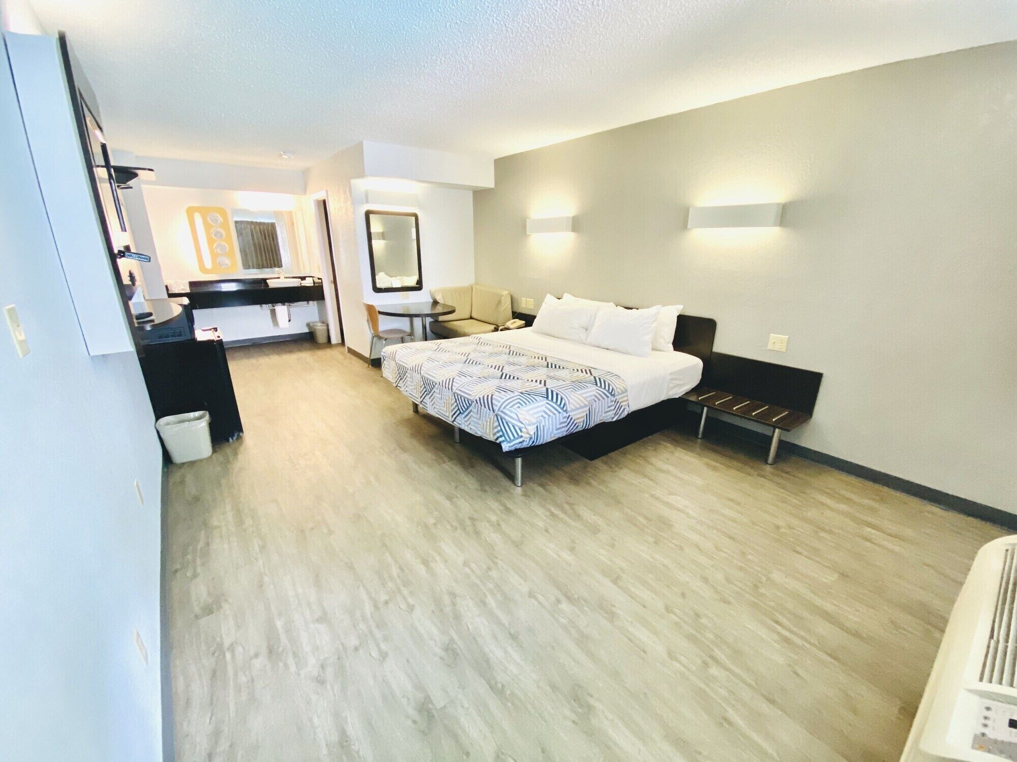 Minibar, wifi gratis, ropa de cama y despertador