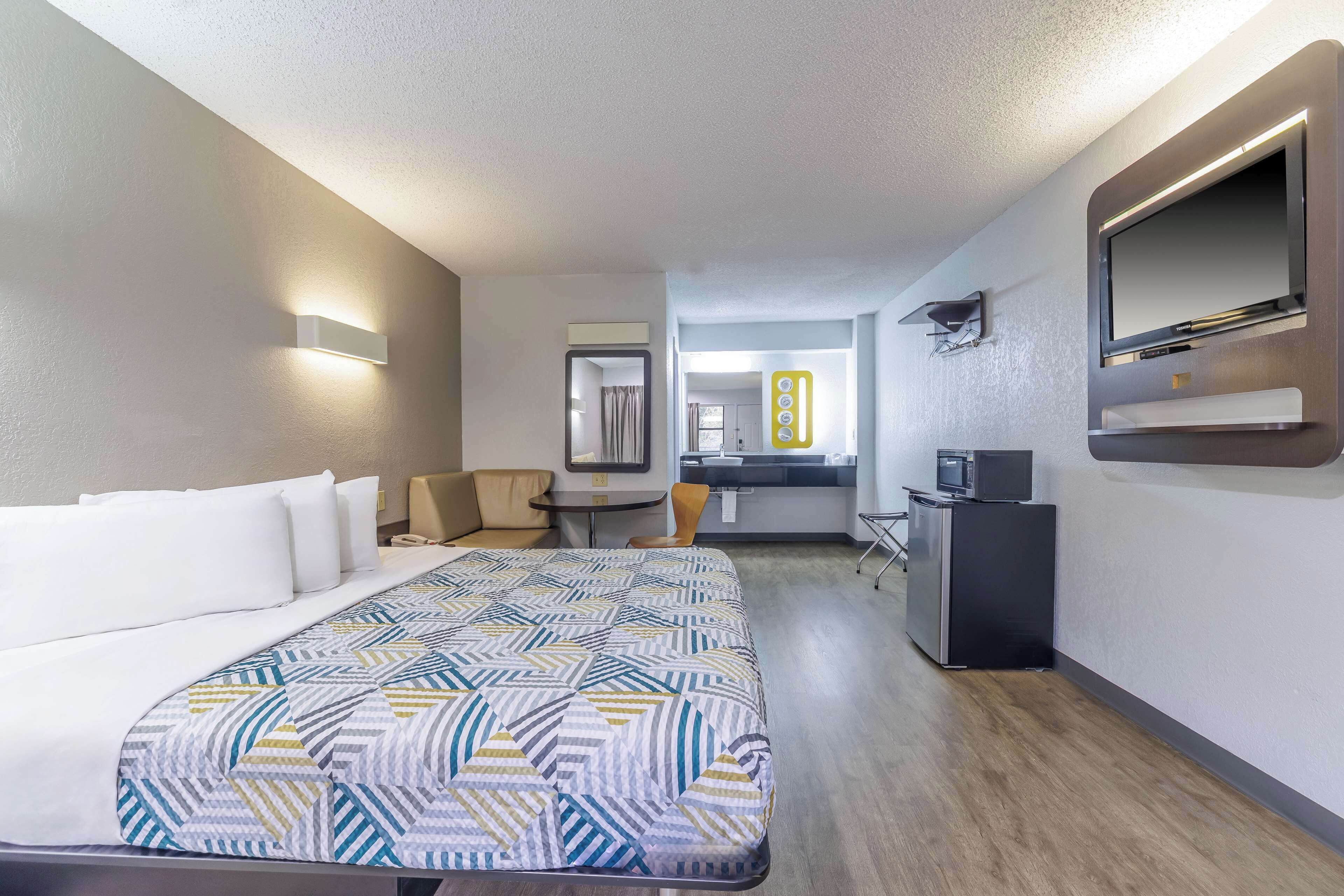 Minibar, wifi gratis, ropa de cama y despertador 