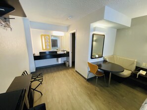 Minibar, wi-fi (inkludert), sengetøy og vekkerklokke