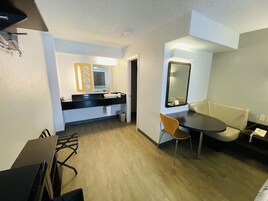 Minibar, wifi gratis, ropa de cama y despertador 