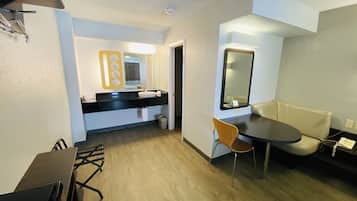 Minibar, wifi gratis, ropa de cama y despertador