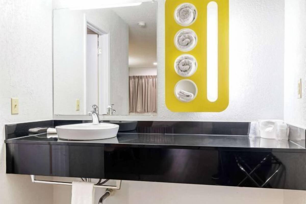 Combined shower/bathtub, towels
