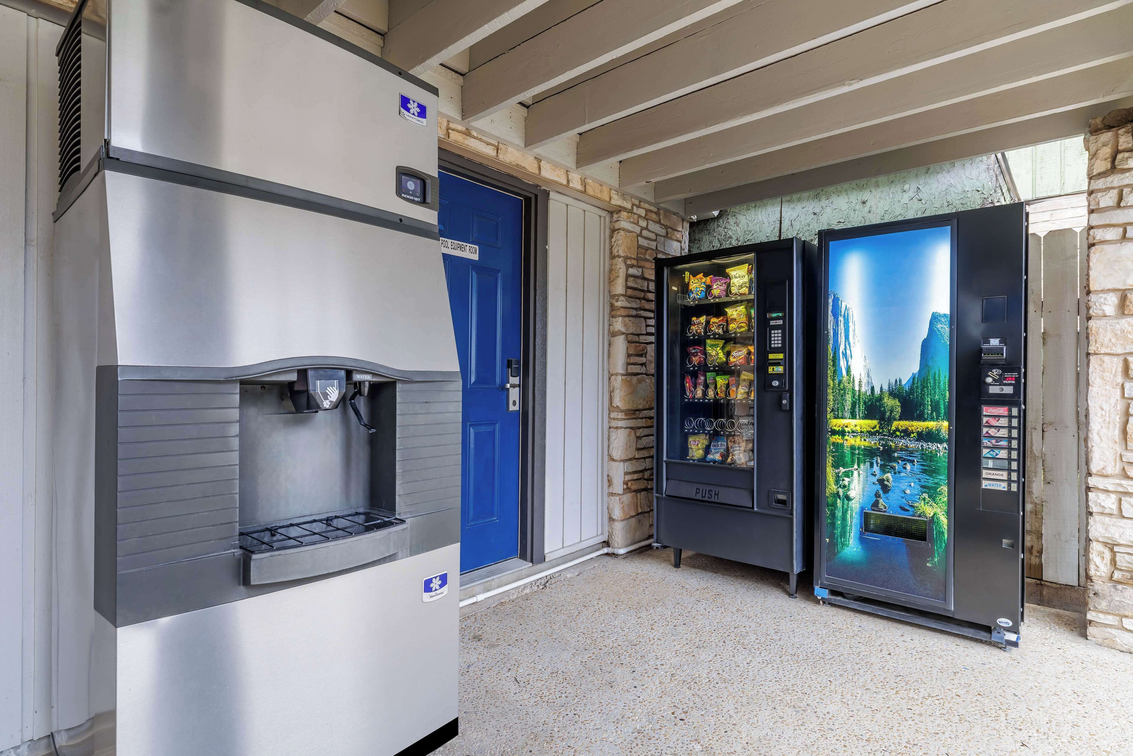 Una máquina expendedora con una exhibición panorámica y un dispensador de agua.
