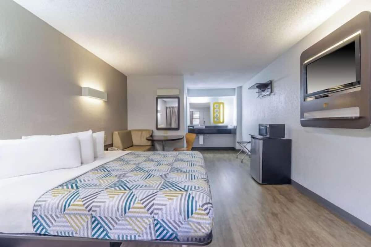 Free WiFi, alarm clocks, bed sheets