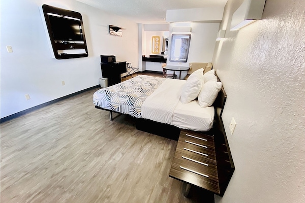 Minibar, wifi gratis, ropa de cama y despertador