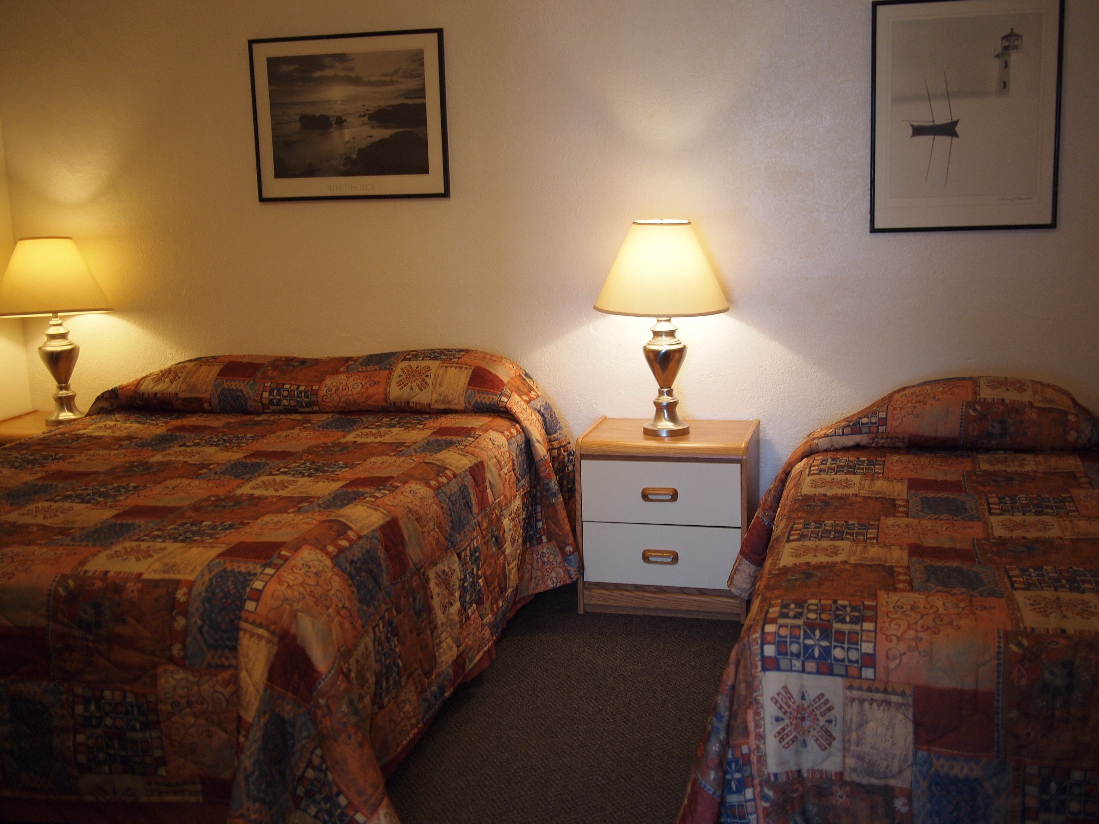 Een bureau, een strijkplank/strijkijzer, gratis wifi, beddengoed