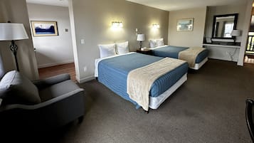 Habitación clásica, 2 camas de matrimonio, cocina, vistas al puerto | Escritorio, tabla de planchar con plancha, wifi gratis y ropa de cama