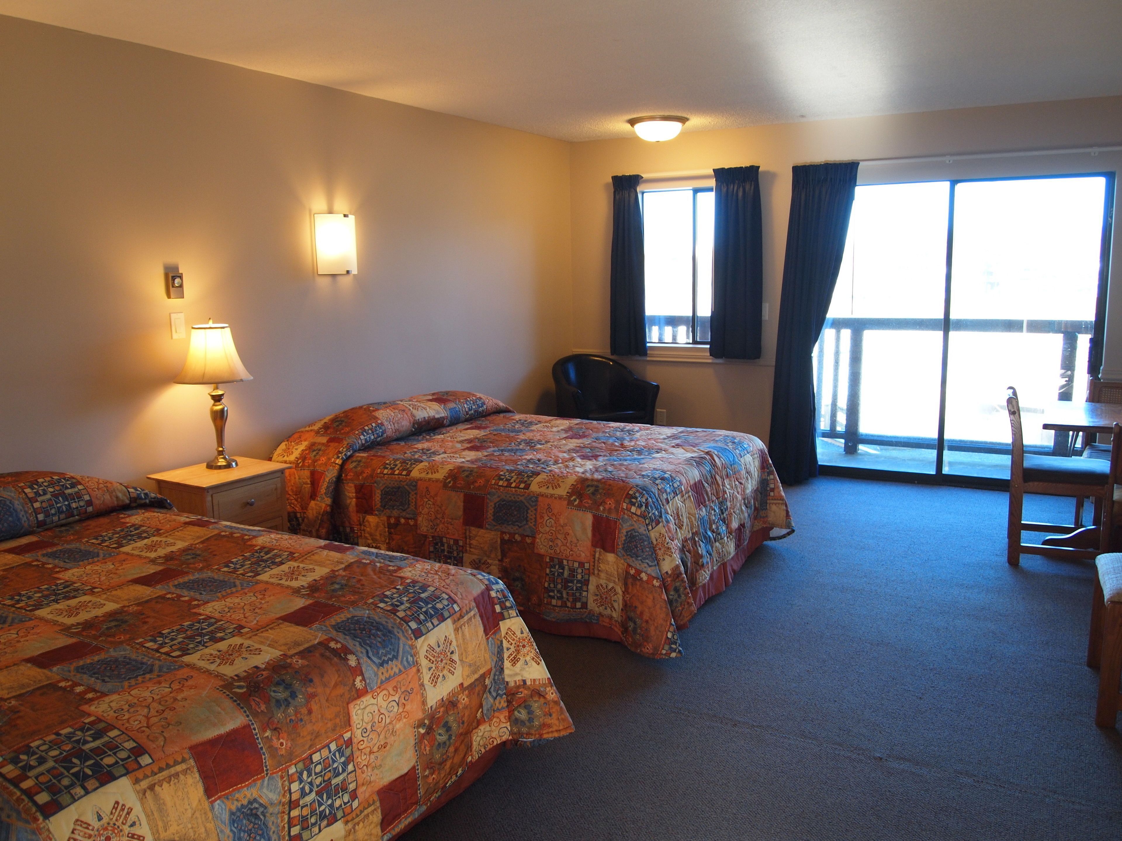 Een bureau, een strijkplank/strijkijzer, gratis wifi, beddengoed