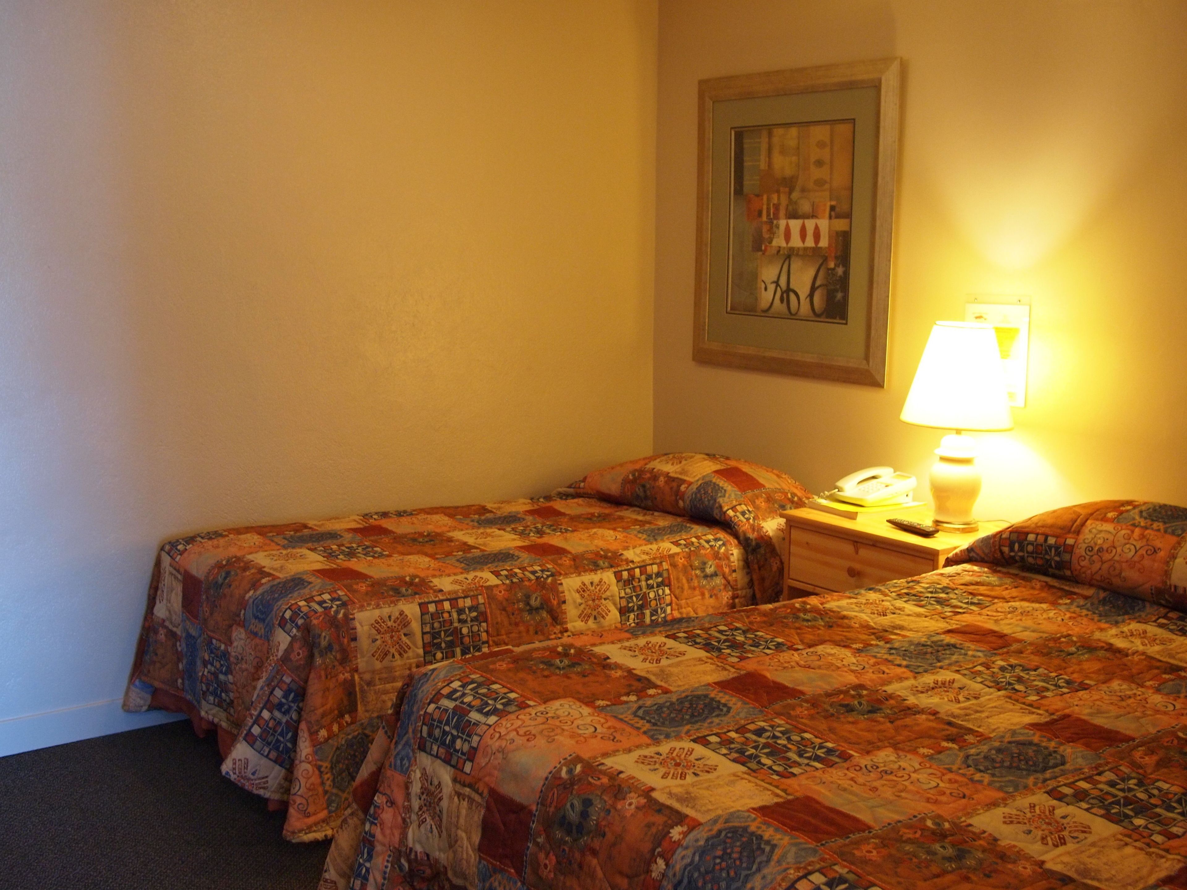 Een bureau, een strijkplank/strijkijzer, gratis wifi, beddengoed