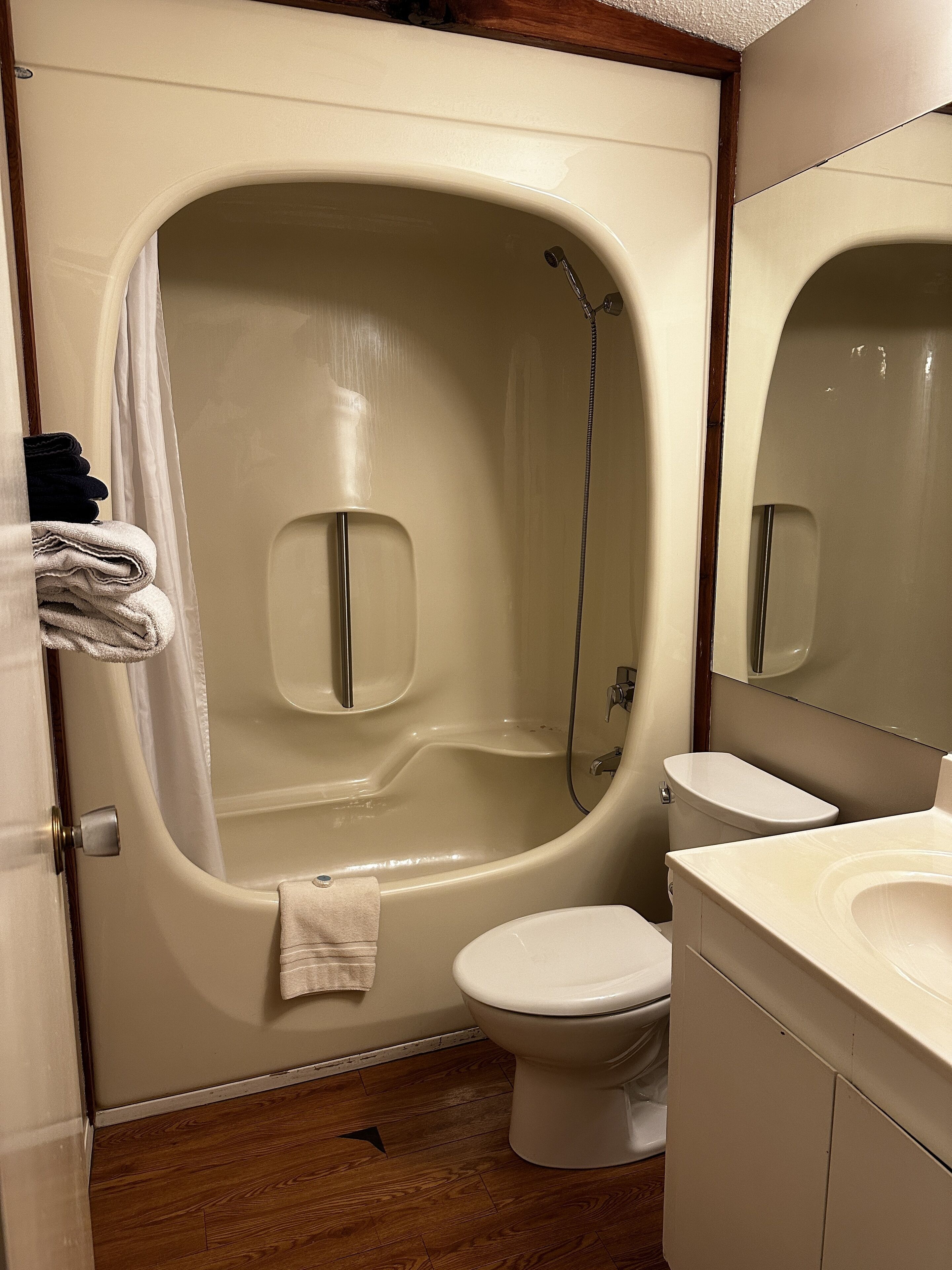 Un baño con bañera, inodoro y lavabo.