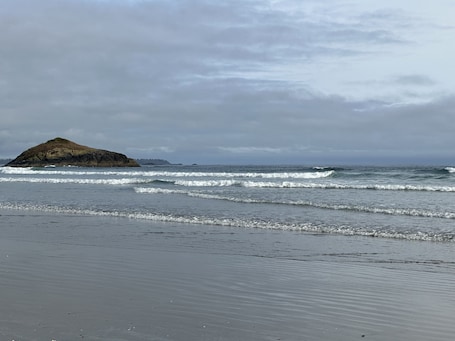 Una playa cerca. West Coast Motel