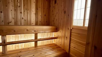 Een houten interieur met een bank en een raam.