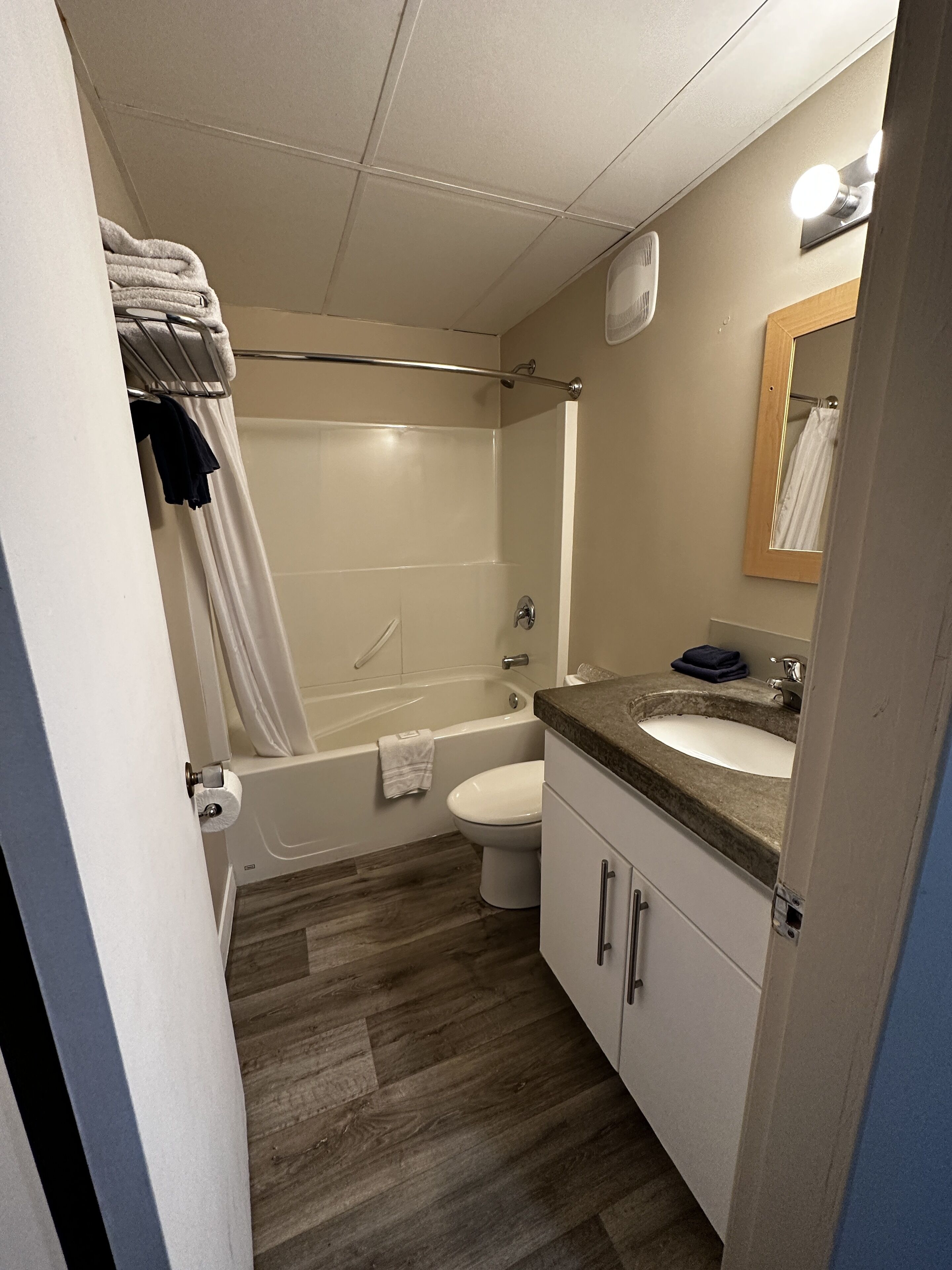 Ein Badezimmer mit Badewanne, Toilette und Waschbecken.