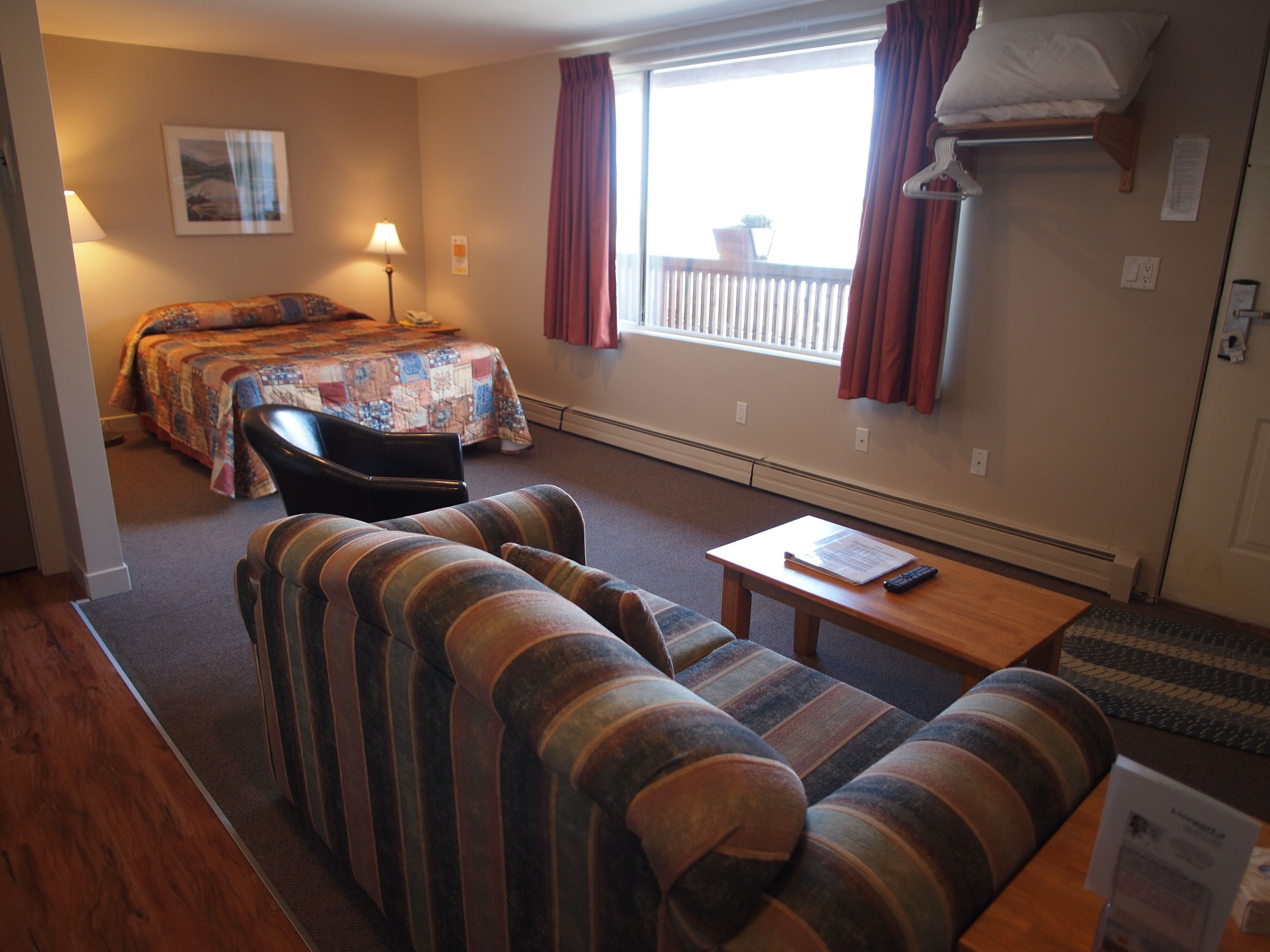 Een bureau, een strijkplank/strijkijzer, gratis wifi, beddengoed