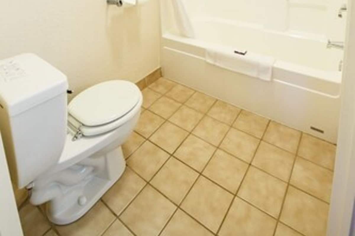 Duschwanne, Hydromassagedusche, kostenlose Toilettenartikel