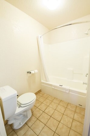 Combined shower/bathtub, hydromassage showerhead, free toiletries