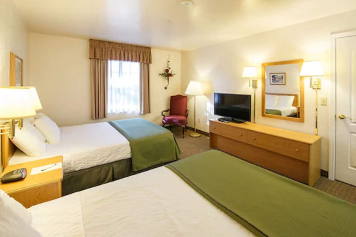 Standardzimmer, 2 Queen-Betten | 1 Schlafzimmer, Schreibtisch, Verdunkelungsvorhänge