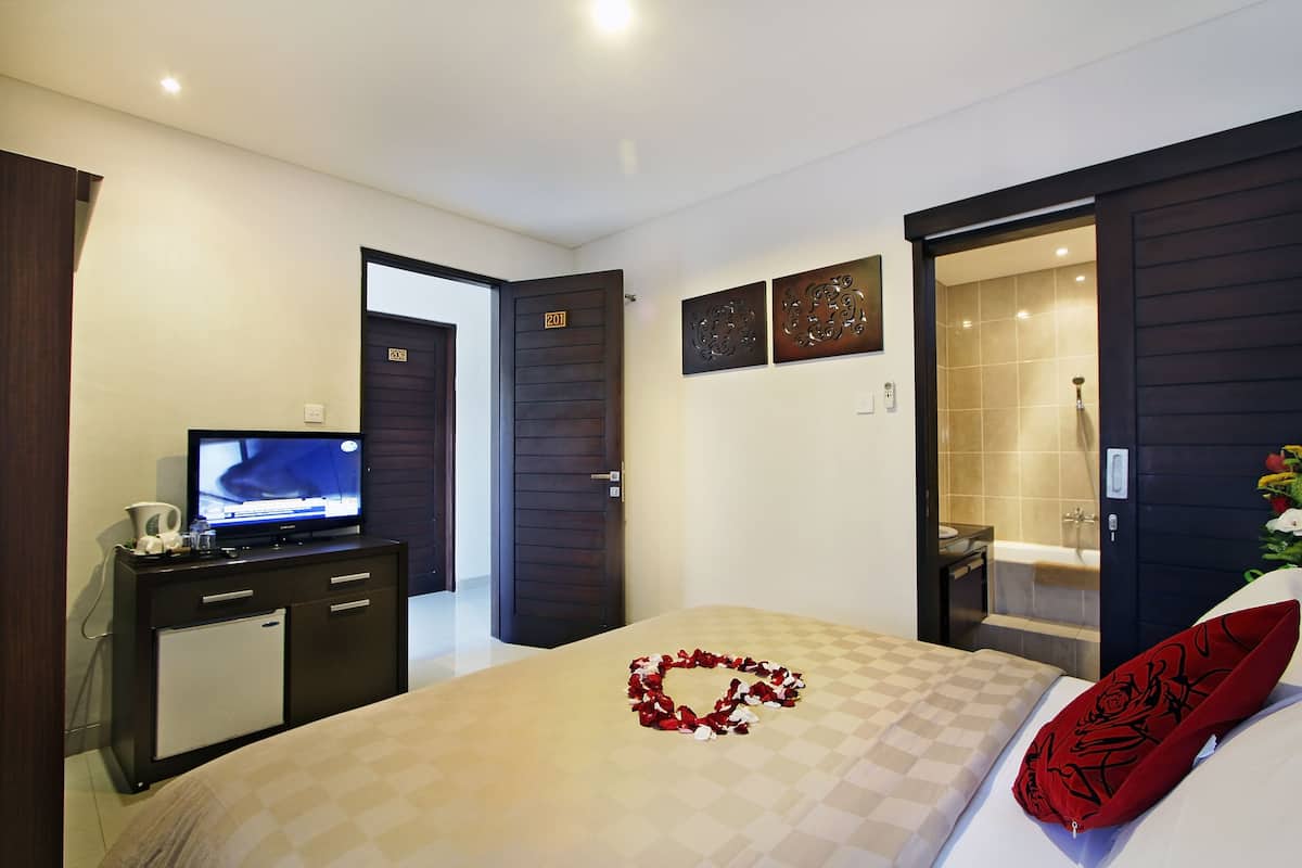 In-room safe, desk, WiFi (free)