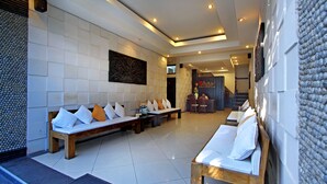 Lobby sitting area - Anika Guest House (Tuban)