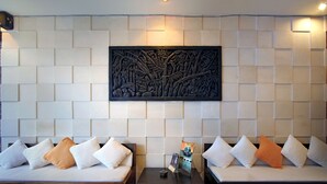 Lobby sitting area - Anika Guest House (Tuban)