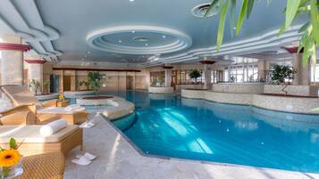 Sisäuima-allas, aurinkotuoleja